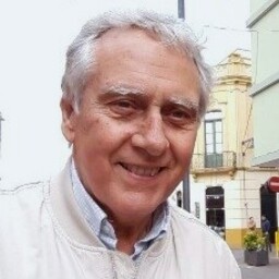 foto de eduardo álvarez hamilton, en calle de santa cruz, con camisa blanca y pelo canoso