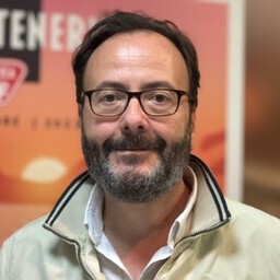 foto de jerónimo pérez bencomo. Lleva gafas y chamarra blanca