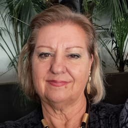 foto de rostro de natalia machado sorgel. Fondo con plantas verdes. Lleva rebeca negra