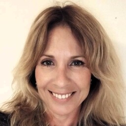 foto de elena farizo. pelo largo rubio, sonriente