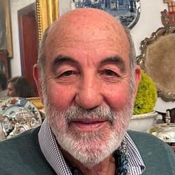 foto presidente ract en salón, con sweater verde y barba