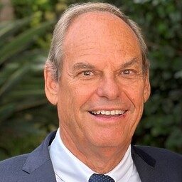 foto de joachim sieper, con chaqueta y corbata azul, con cambia blanca